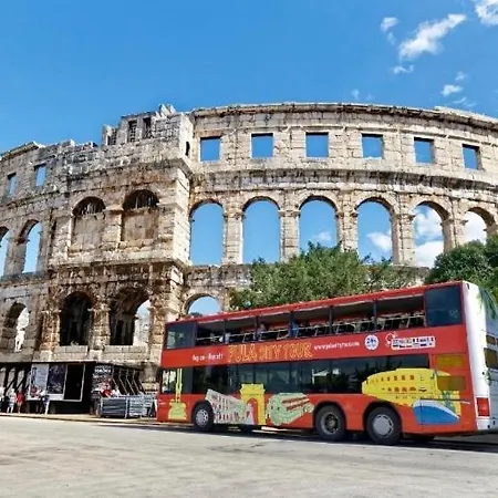 Two Eva 아파트 풀라